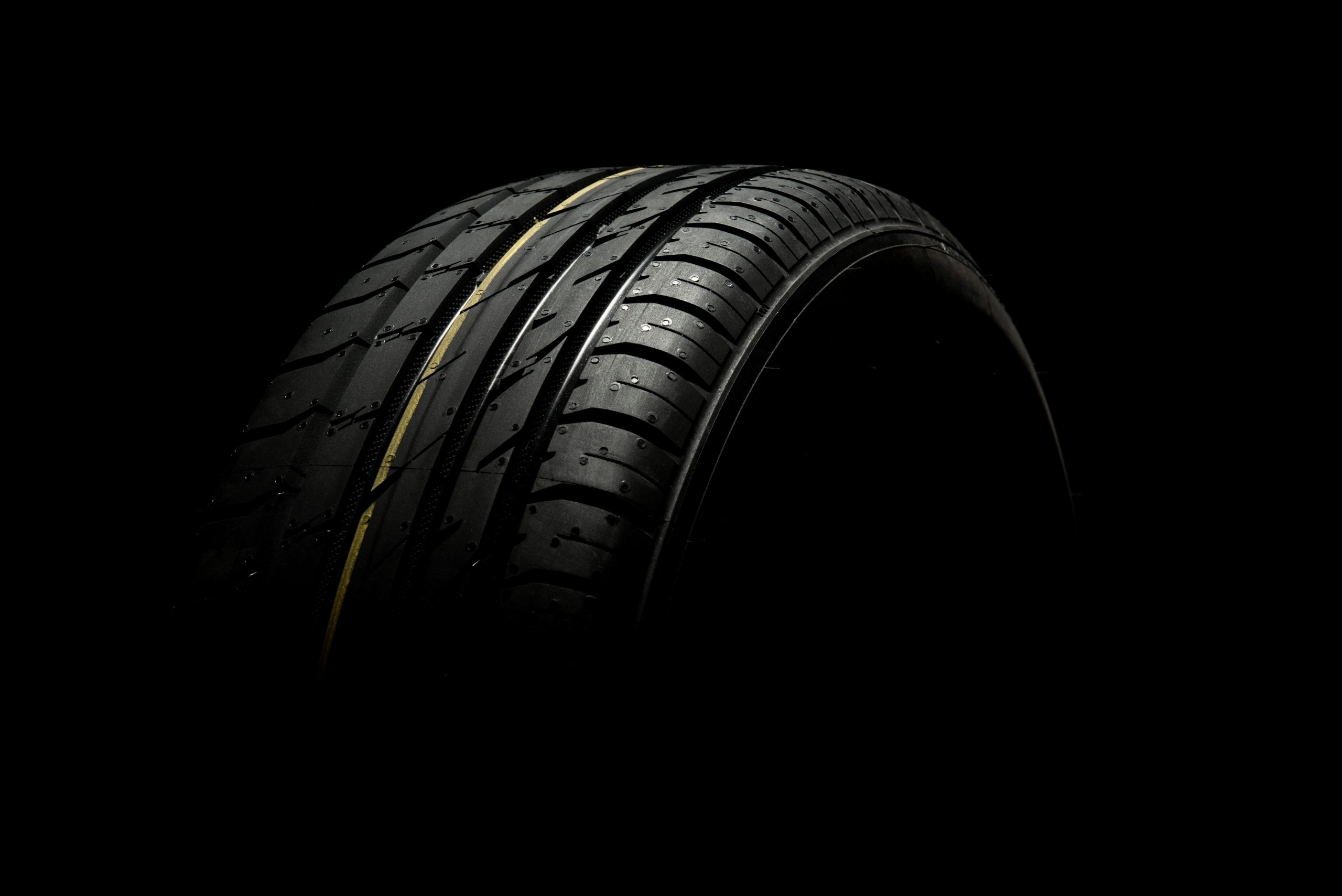Summer tyre on black background Reifen alle Marken